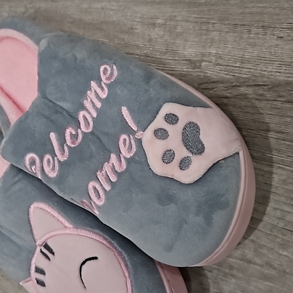 NWOT Kitty Slippers - Picture 4 of 4
